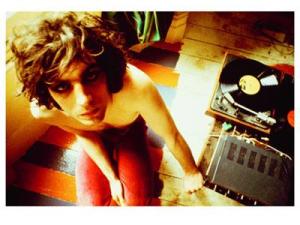 Syd_Barrett_with_record_player_1969_fs_0
